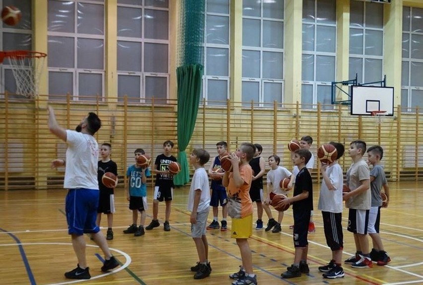 Uczniowie SP nr 2 w Ostrowi na sportowym wyjeździe w Zambrowie