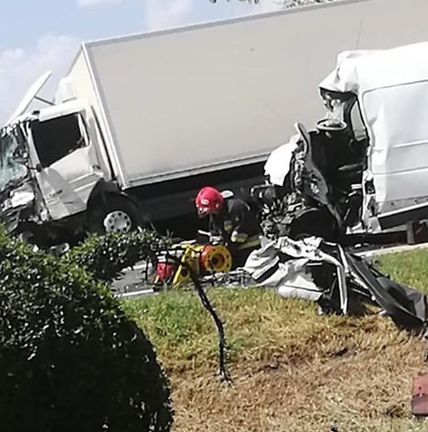 Groźny wypadek ciężarówki i busa na drodze nr 8 Wrocław - Kłodzko (ZDJĘCIA)