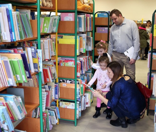 Kontakt dzieci z biblioteką i książkami przynosi wiele dobrego dla ich rozwoju w dzieciństwie i dorosłym życiu