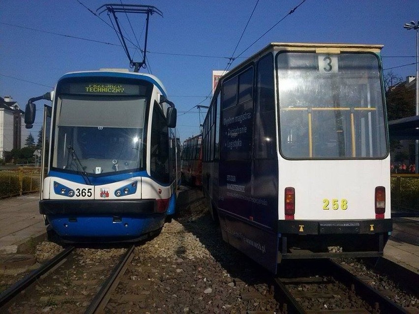Dwa tramwaje wykoleiły się na rondzie Jagiellonów w...