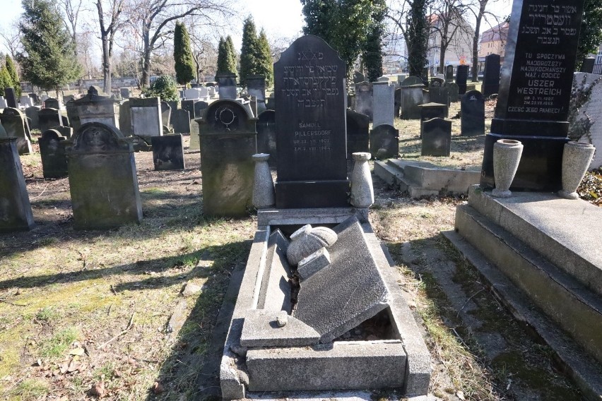 Zdewastowany cmentarz żydowski w Legnicy
