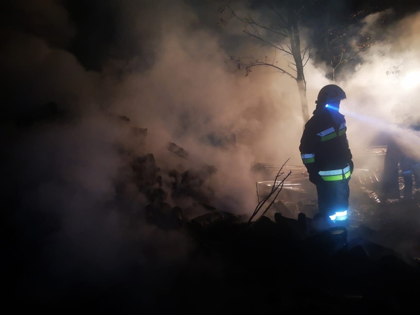 Nocny pożar budynku gospodarczego w Błażowej. Jedna osoba trafiła do szpitala [ZDJĘCIA]