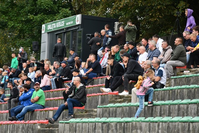 Mecz oglądali nie tylko kibice gospodarzy, a także spora grupa przyjezdna z Klimontowa. Zobacz więcej zdjęć na kolejnych slajdach.