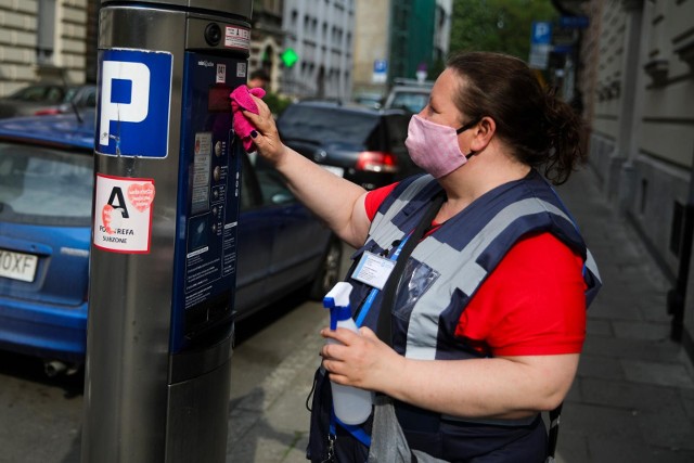 Na zlecenie Zarządu Transportu Publicznego w Krakowie przeprowadzone zostaną badania zajętości miejsc postojowych w strefie płatnego parkowania dla potrzeb jej rozszerzenia o kolejne obszary miasta i wprowadzenia opłat również w niedziele.