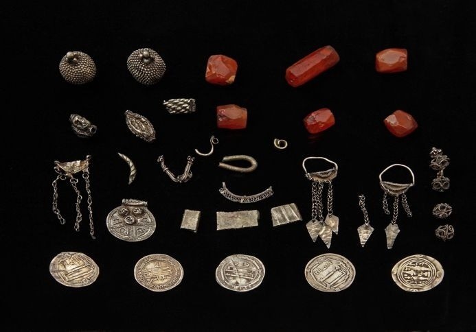 Wczesnośredniowieczny skarb ozdób srebrnych i z karneolu...