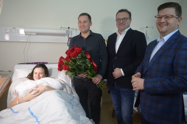 Mama Anita i tata Maciej wraz z córeczką Ania zostali oficjalnie w środę przywitani oraz obdarowani przez władze Radomia.