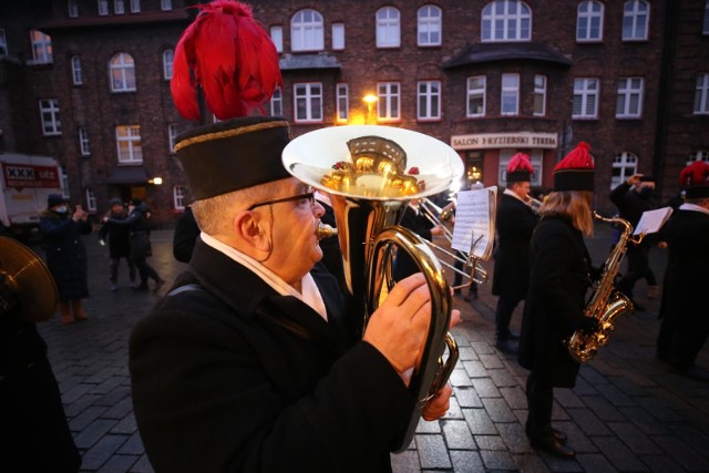 4.12.2020. Barbórka. Orkiestra górnicza w Katowicach-Nikiszowcu.   Zobacz kolejne zdjęcia i plansze. Przesuwaj zdjęcia/plansze w prawo - naciśnij strzałkę lub przycisk NASTĘPNE