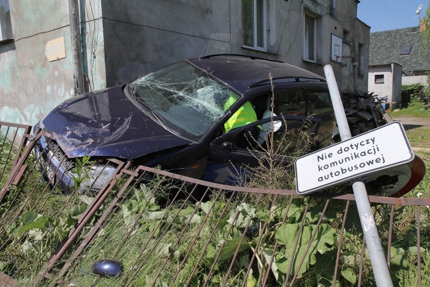 Wypadek w Kiełczowie. Pod Wrocławiem kierowca wjechał w dom i uciekł (ZDJĘCIA)