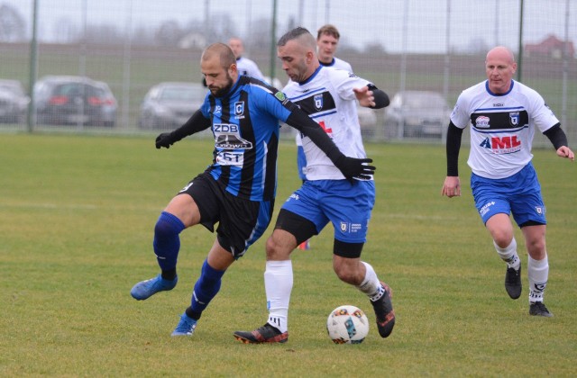 W zaległym meczu V ligi Cyklon Kończewice przegrał z Zawiszą Bydgoszcz 0:2. Bramki dla niebiesko-czarnych zdobyli Patryk Kozłowski (6) i Patryk Straszewski (18). Zawiszanie umocnili się na pozycji lidera, Cyklon jest na 4. pozycji.Flesz - bezpieczne dziecko. To musisz wiedzieć!