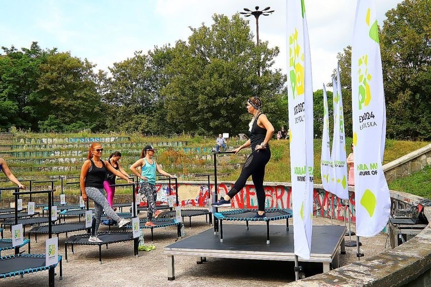 Trampoliny w amfiteatrze łódzkiego parku zachęciły do intensywnego ćwiczenia 