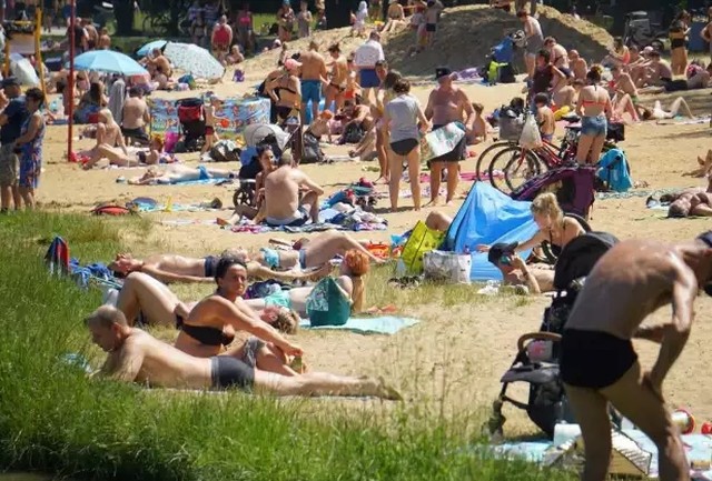 Wiadomo, że gorące i słonecznie dni najlepiej spędza się nad wodą. Wokół Łodzi na szczęście zbiorników wodnych nie brakuje. Część została niedawno zmodernizowana. Oto najpopularniejsze z nich. ZOBACZ NA KOLEJNYCH SLAJDACH