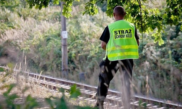 Pracownik PKP powiadomił Straż Ochrony Kolei o znalezionym na torowisku przedmiocie, przypominającym z wyglądu element ładunku wybuchowego. Na miejsce zjechało mnóstwo służb. Zdjęcie ilustracyjne.