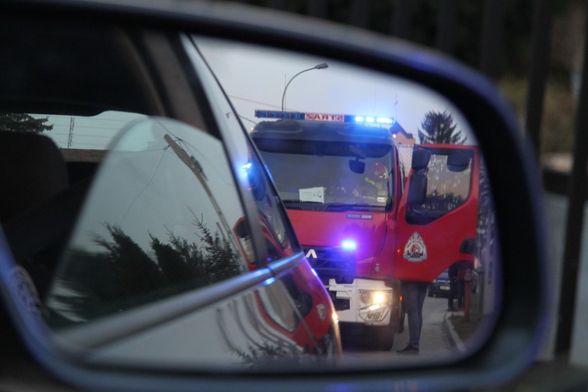 Tarnobrzeg. Strażacy i ratownicy medyczni wezwani do reanimacji kobiety na osiedlu Zakrzów. Niestety, nie udało się uratować życia (ZDJĘCIA)