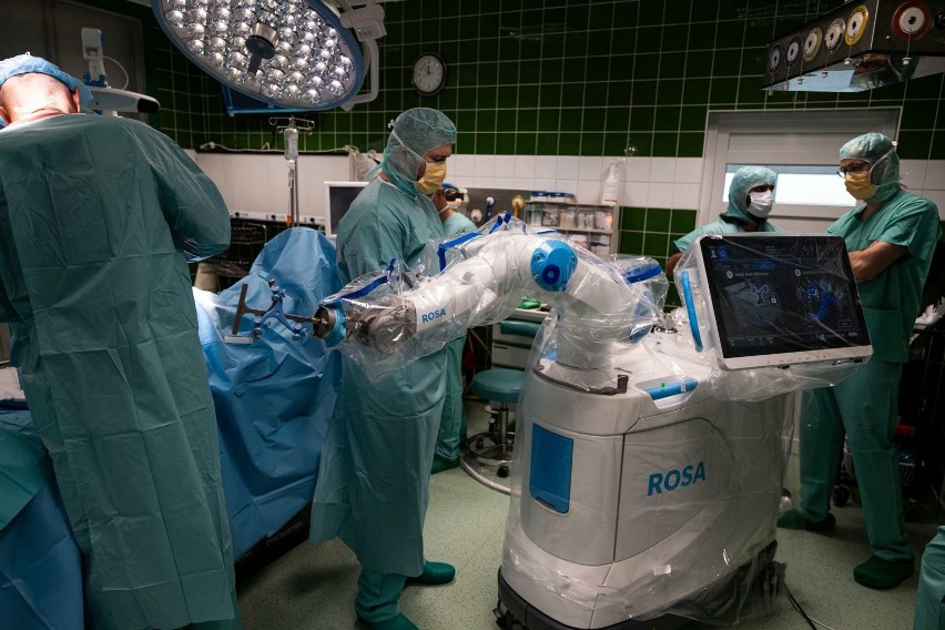 Robot ROSA jest dużym wsparciem dla chirurgicznego zespołu