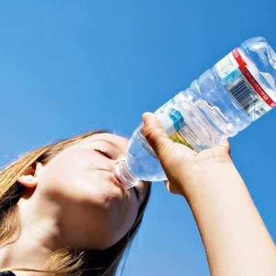 Woda jest niezbędna do życia. Dzięki niej możemy utrzymać nasz organizm w dobrej kondycji. Jaką najlepiej pić? Butelkowaną. Pamiętajmy jednak, że nie każda nadaje się dla każdego.