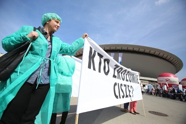 Protest i strajk pielęgniarek w Katowicach pod Spodkiem 22 kwietnia