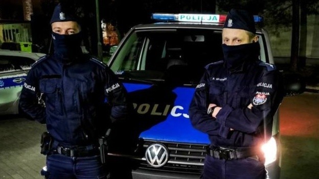 Dzięki szybkiemu działaniu tych policjantów z wydziału patrolowego, mężczyzna bezpiecznie trafił pod opiekę lekarzy.