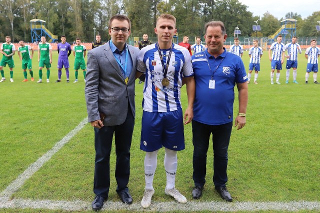 Marcin Przybylski otrzymał medal podczas meczu MKS Kluczbork - Rekord Bielsko-Biała.