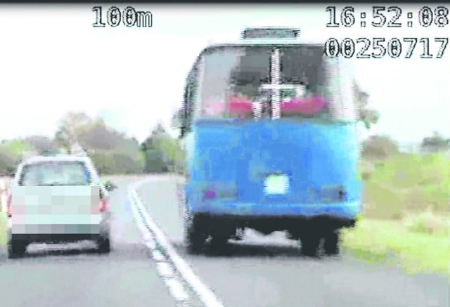 Jeden z kierowców nagrał swoją kamerką wyprzedzanie autobusu na podwójnej linii ciągłej. I filmik przesłał policji