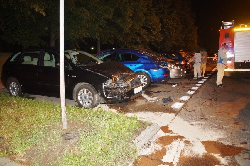 W nocy z soboty na niedzielę doszło do kolizji na ul. Wazów...