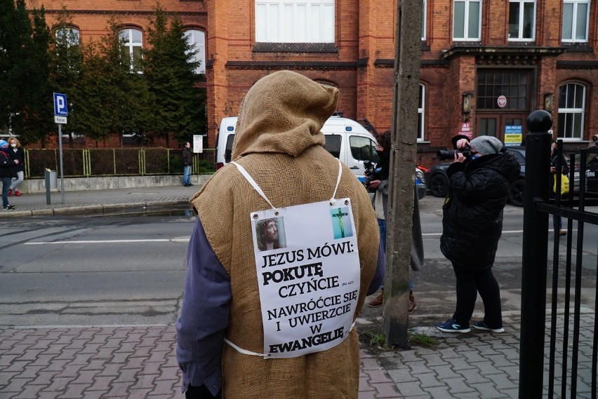 W sobotę pod poznańskim szpitalem położniczym przy ul....