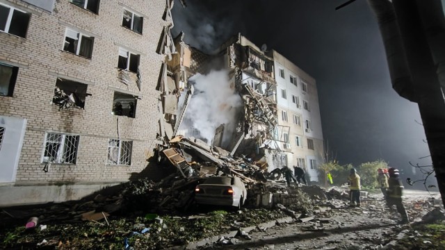 Jeden ze zniszczonych w wyniku rosyjskiego ostrzału domów na Ukrainie. Skala zniszczeń jest olbrzymia