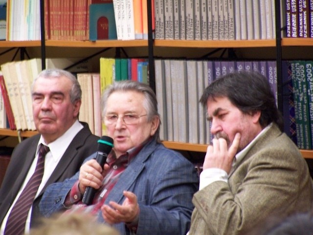 Od lewej: dyrektor biblioteki Tadeusz Chrobak, Kazimierz Kuzt i prowadzący spotkanie Bogusław Nierenberg.