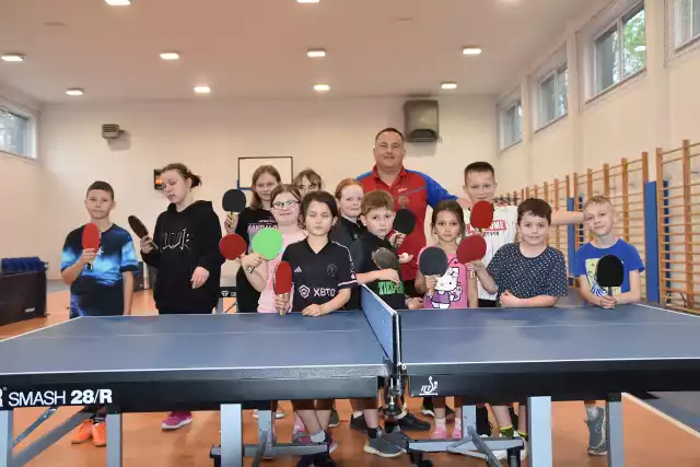 Tenisiści stołowi i piłkarze są dumni, że mogą rywalizować w barwach Iskry Janczewo.