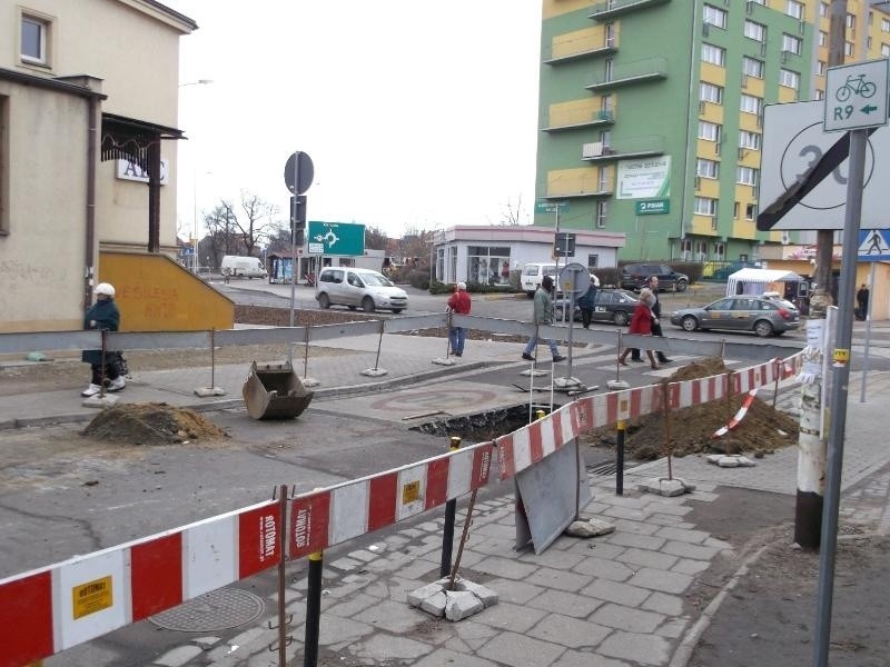 Psie Pole: Niedawno remontowali jezdnię. Po awarii wodociągów znów ją rozkopali (ZDJĘCIA)