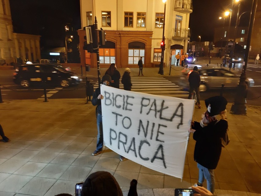 „Nie damy się zastraszyć”. Strajk Kobiet po przerwie znowu protestuje w Lublinie. Śledź relację 