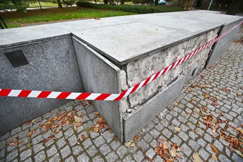 Uszkodzony pomnik ofiar katyńskich w Parku Słowackiego we...