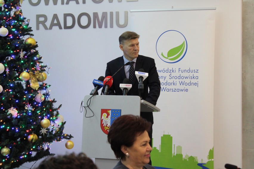 Samorządy z regionu radomskiego otrzymały dotacje na modernizację oświetlenia. Będą mogły zaoszczędzić energię. Zobacz zdjęcia