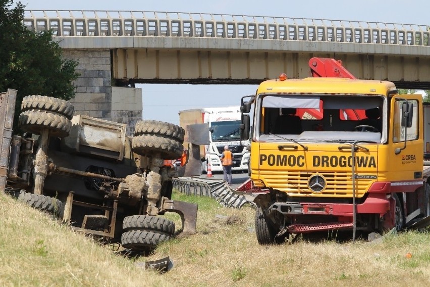 Wypadek na A4 pod Wrocławiem. Ciężarówka przewoziła koparkę...