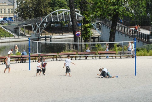 Od 9 lipca do 31 sierpnia będzie można korzystać z boiska do siatkówki plażowej na Wyspie Młyńskiej w Bydgoszczy.