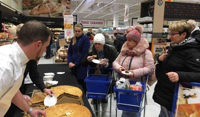 Radomskie supermarkety, jak choćby E.Leclerc, przyciągają klientów promocjami, degustacjami, o co trudniej jest w małych sklepach.