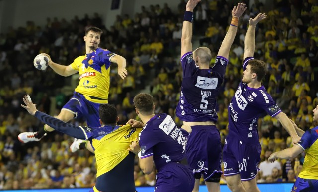 W czwartek do grona ćwierćfinalistów dołączył niemiecki SG Flensburg-Handewitt (granatowe stroje), grupowy rywal Łomży Vive Kielce.