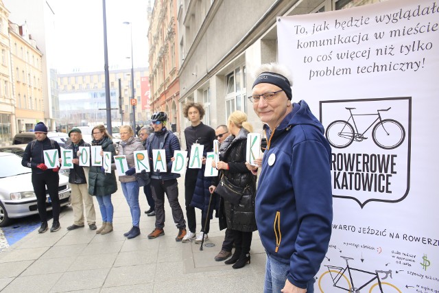 Mieszkańcy i miejscy aktywiści, w czwartek 30 marca, protestowali pod Urzędem Miasta Katowice, przeciw planowanej inwestycji lex deweloper w Szopienicach-Burowcu przy ul. Mroźnej.