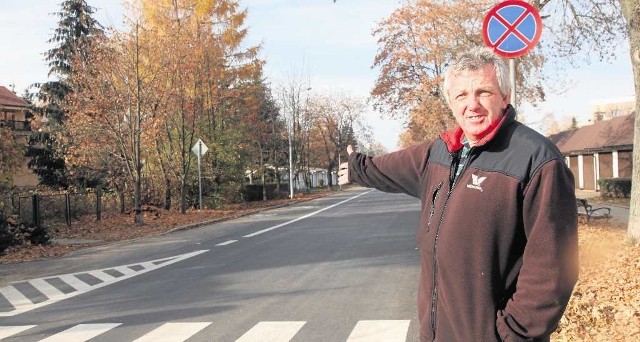 Pan Konrad pokazuje ścieżkę rowerową (po drugiej stronie jezdni), przez którą nie ma parkingów