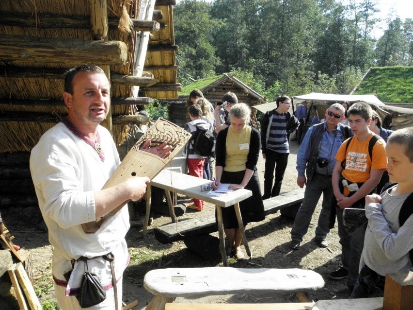 BISKUPIN. Pokaz gry na dawnych instrumentach