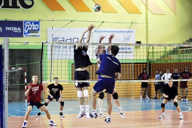 Sparing juniorów Czarnych Radom (w bloku Łukasz Łapszyński z lewej i Daniel Ostrowski obok) z seniorami (w ataku Marcin Kocik) zakończył się remisem.