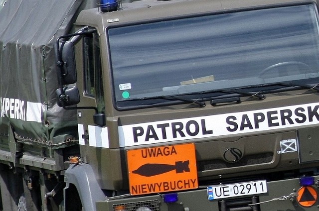 Policja wezwała saperów.