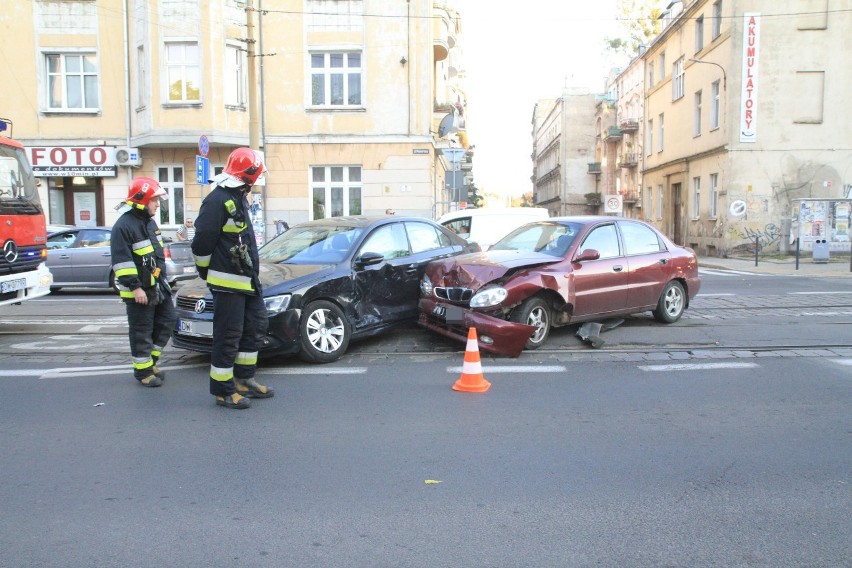 Wypadek na Pomorskiej. Auta zablokowały torowisko 