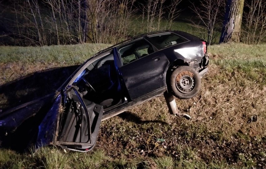 Kukowo. Rozbił auto w rowie, i zostawił w nim brata (zdjęcia)