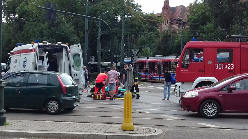 Wypadek motocyklisty w centrum Krakowa. Motocyklista odwieziony do szpitala