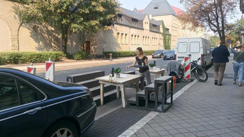 Park(ing) Day: poznaniacy zamieniają parkingi na ogródki i kawiarnie. Sprawdź mapę tych miejsc