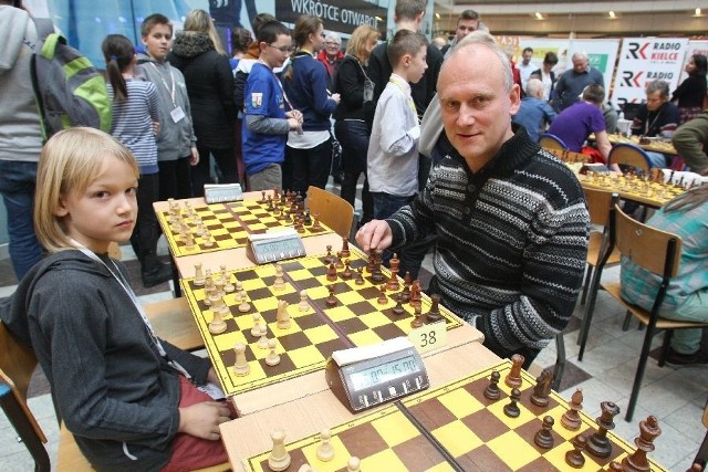 Na zdjęciu doktor Piotr Wiśniewski z synem Filipem.
