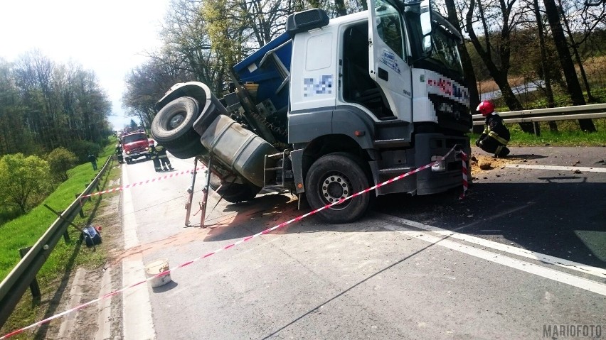Ciężarówka z piaskiem przewróciła się na DK 46 pod...