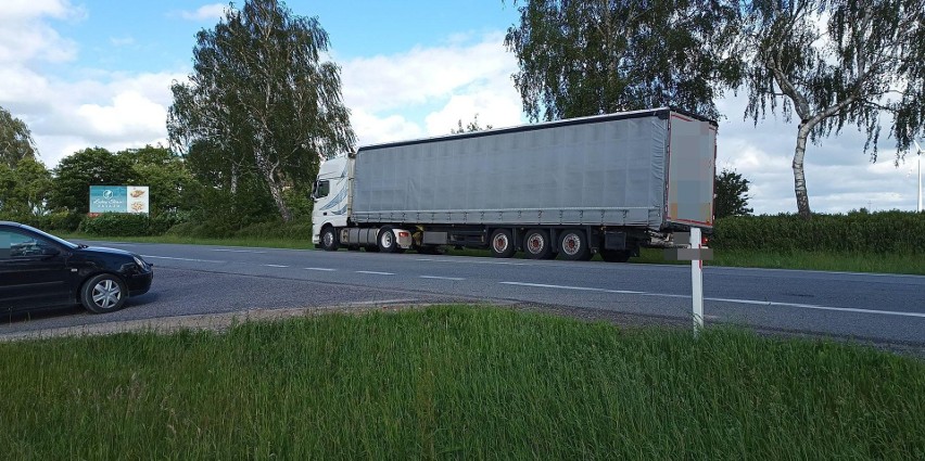 Stłuczka w Darżynie. Dostawczak wjechał w ciężarówkę [ZDJĘCIA]