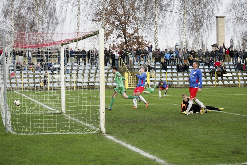 Piłka nożna. Gryf Słupsk - Pogoń Lębork 4:0...