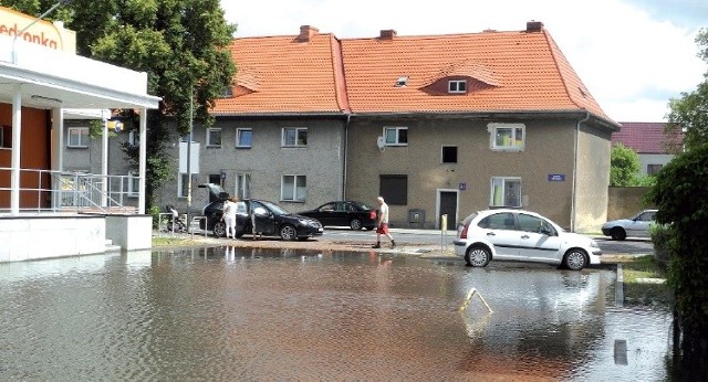 Wczoraj klienci sklepu ze zdziwieniem obserwowali zalany parking. Nieliczni decydowali się wjechać w wodę.